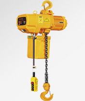 工廠(chǎng)裝配車(chē)間安裝環(huán)鏈電動(dòng)葫蘆用于起重吊裝作業(yè)