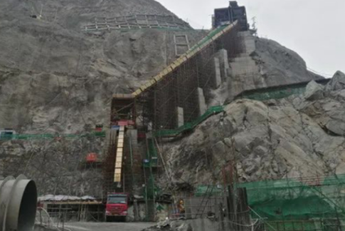 電動(dòng)環(huán)鏈葫蘆提升皮帶機(jī)航架，解決黃藏寺水利工程混凝土入倉(cāng)難題