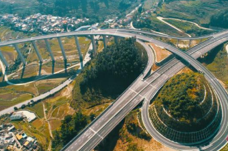 建水至個(gè)舊段高速公路正式通車，電動(dòng)葫蘆破解吊運(yùn)難題